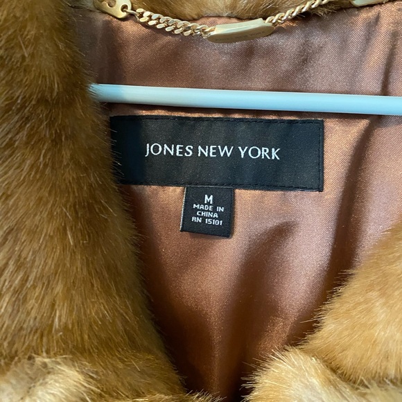 Luxurious Jones New York Faux Fur Coat with Ruffle Trim - Picture 3 of 4